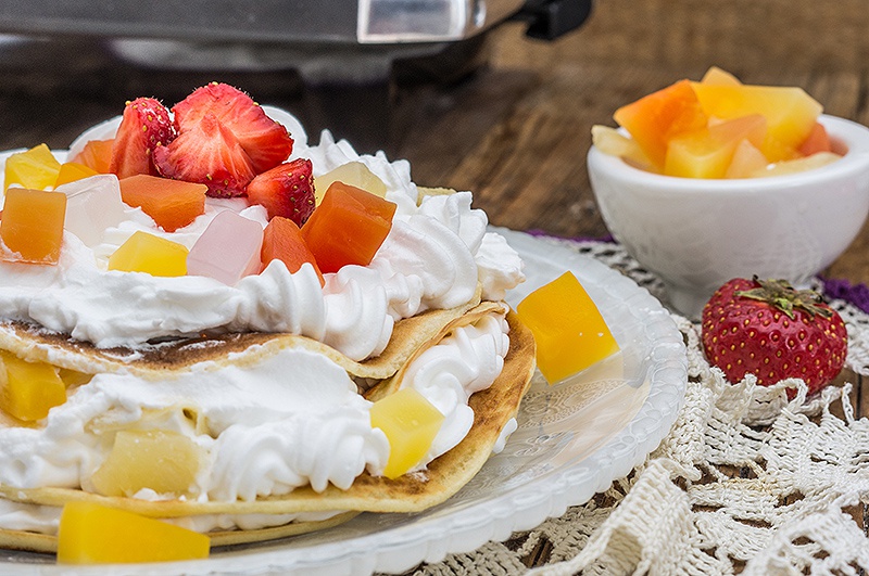 Clatite cu frisca si fructe