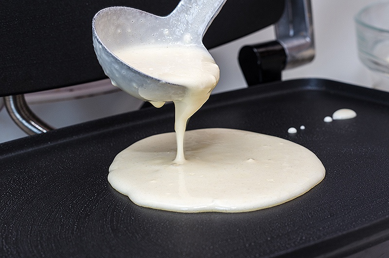 Clatite simple cu inghetata si topping de caramel