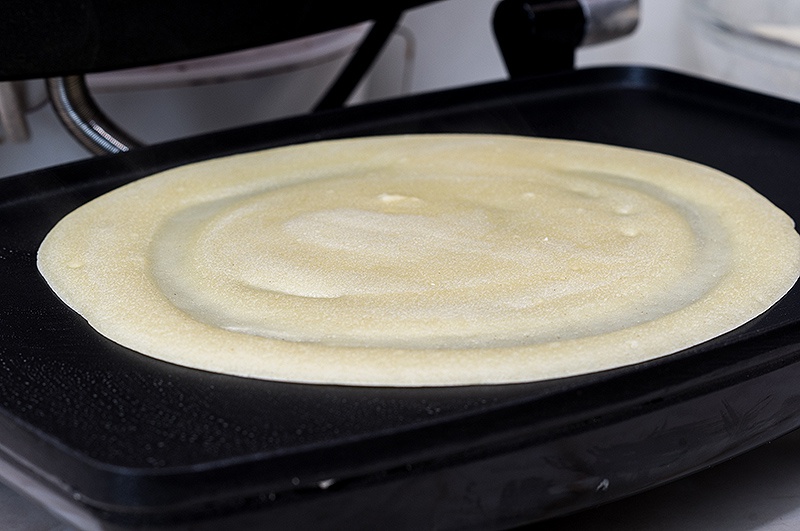 Clatite simple cu inghetata si topping de caramel