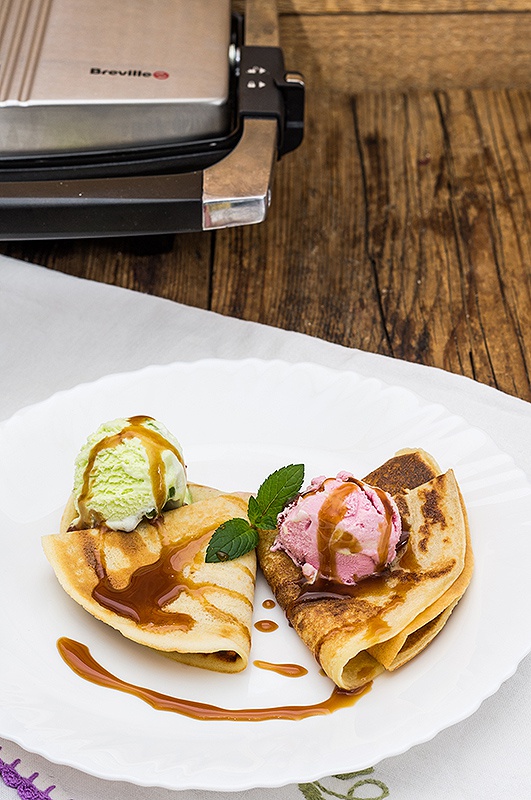 Clatite simple cu inghetata si topping de caramel