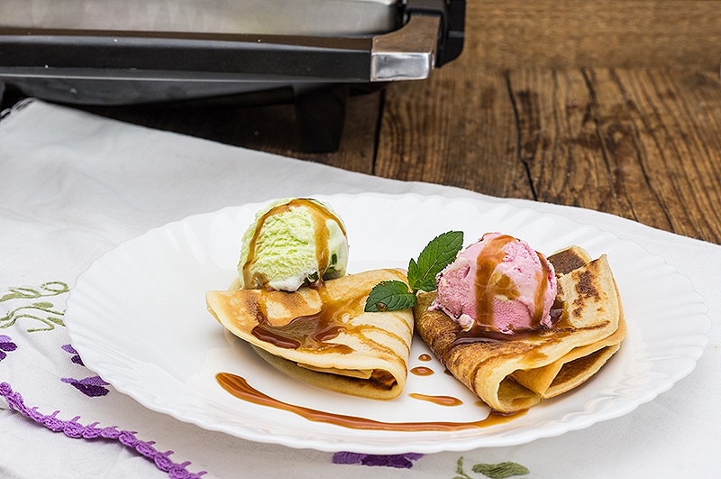 Clatite simple cu inghetata si topping de caramel