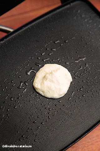 Clatite cu branza dulce de vaci si fructe de padure