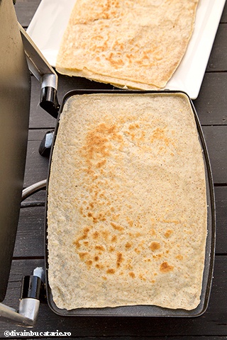 Clatite integrale cu branza si oua ochiuri