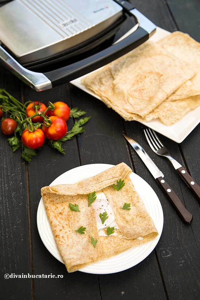 Clatite integrale cu branza si oua ochiuri