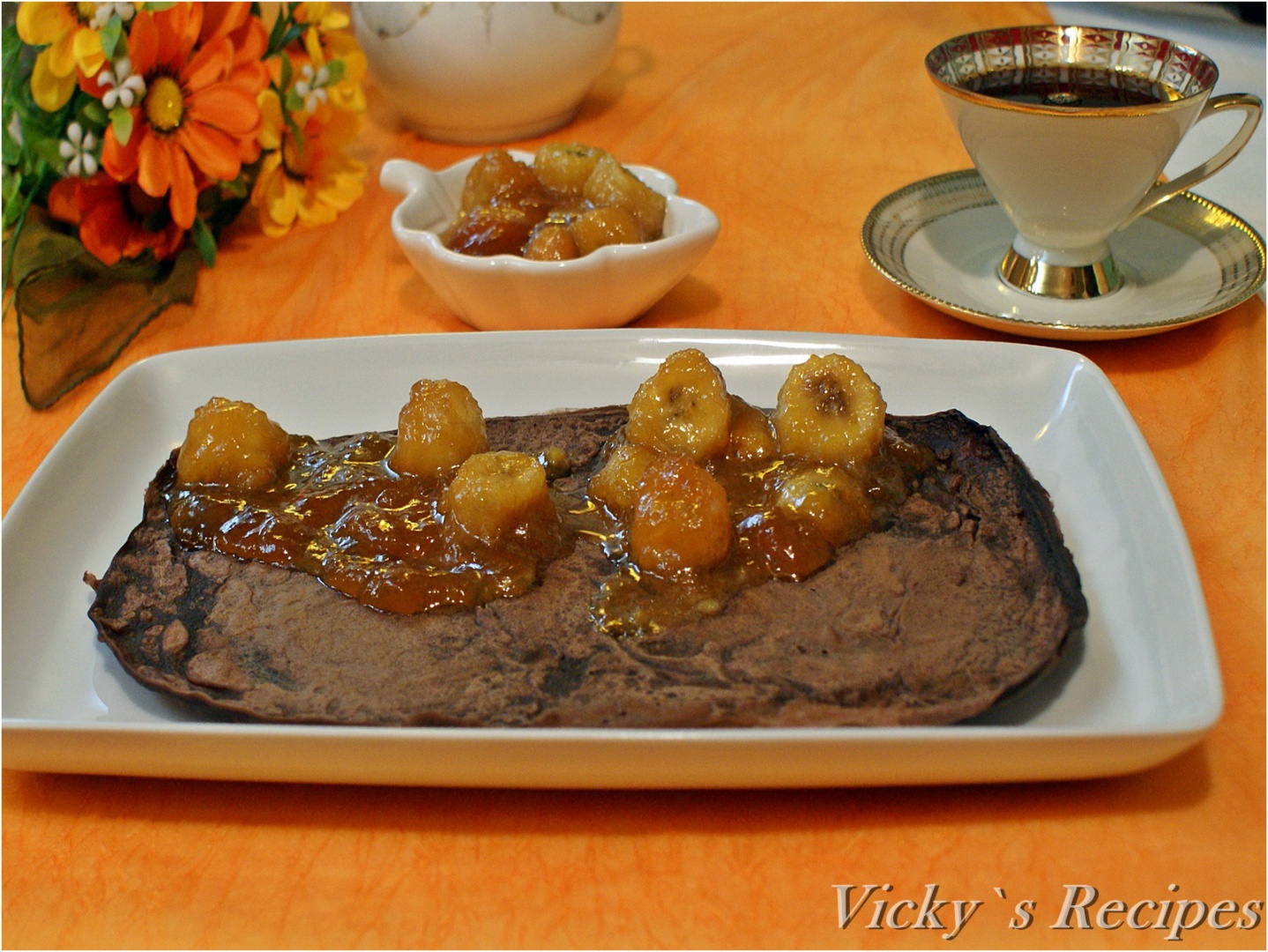 Clătite cu cacao umplute cu banane caramelizate