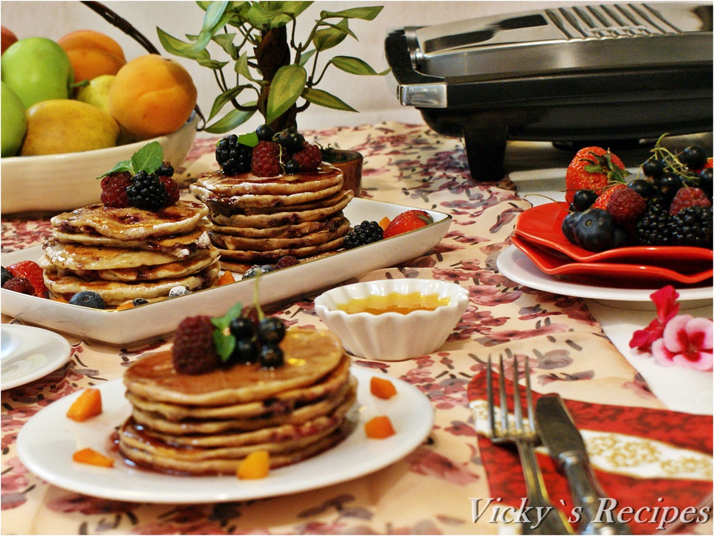 Pancakes cu iaurt, zmeură și migdale