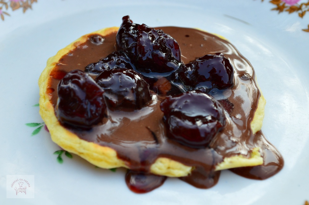 Pancakes cu ciocolata si visine