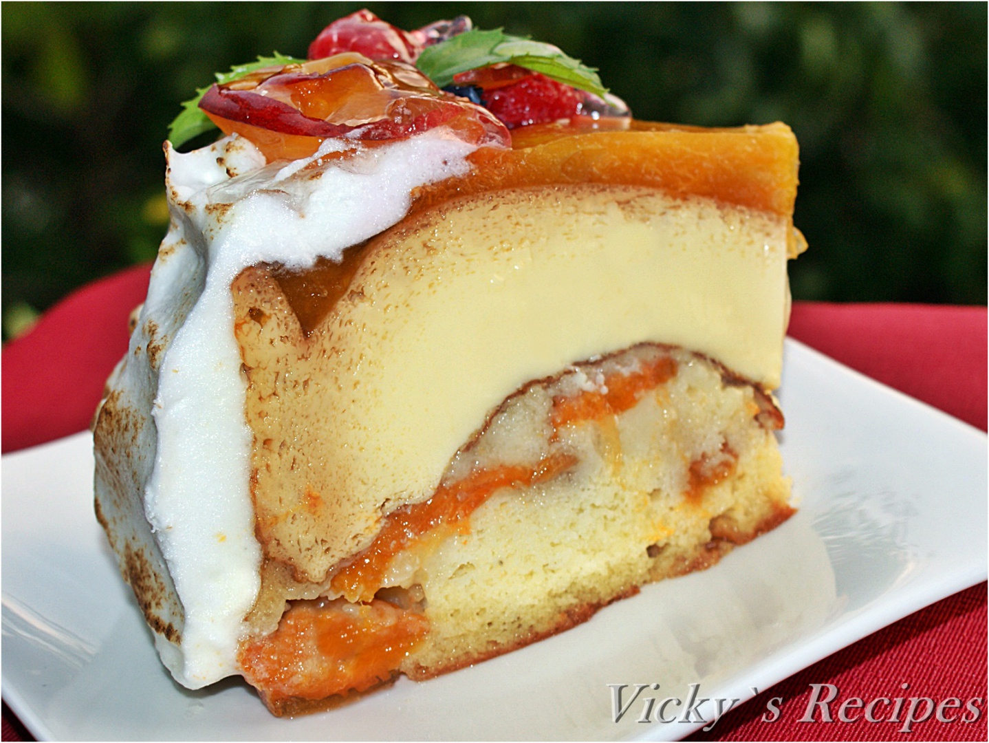 Tort cu cremă de zahăr ars și caise