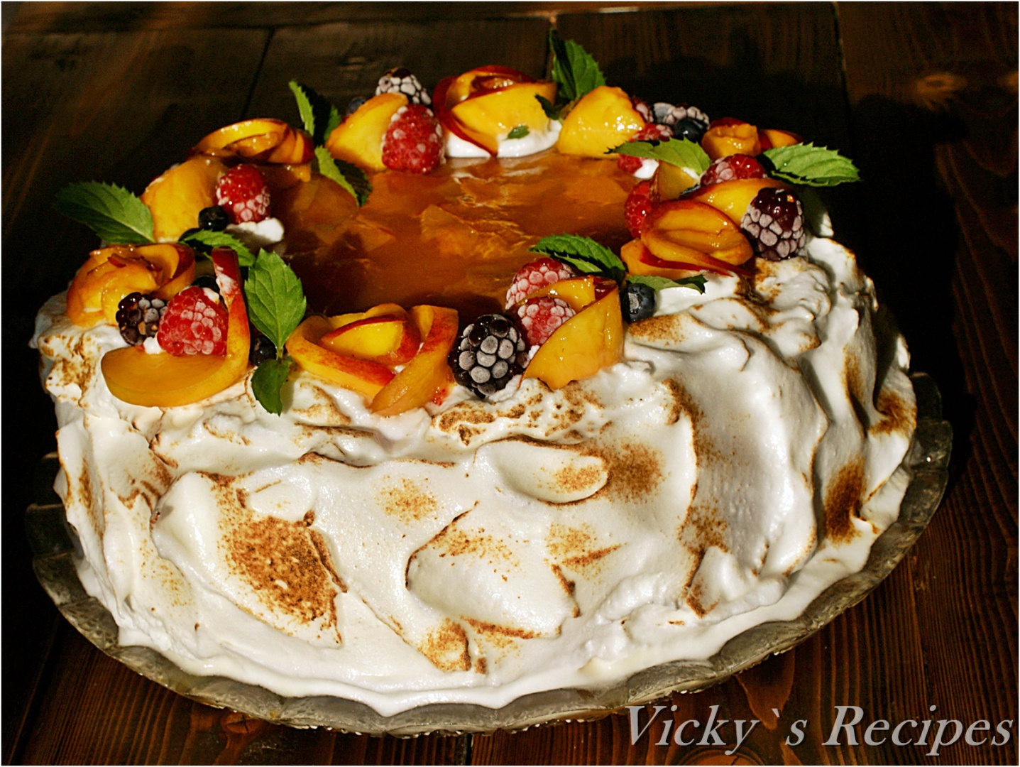 Tort cu cremă de zahăr ars și caise