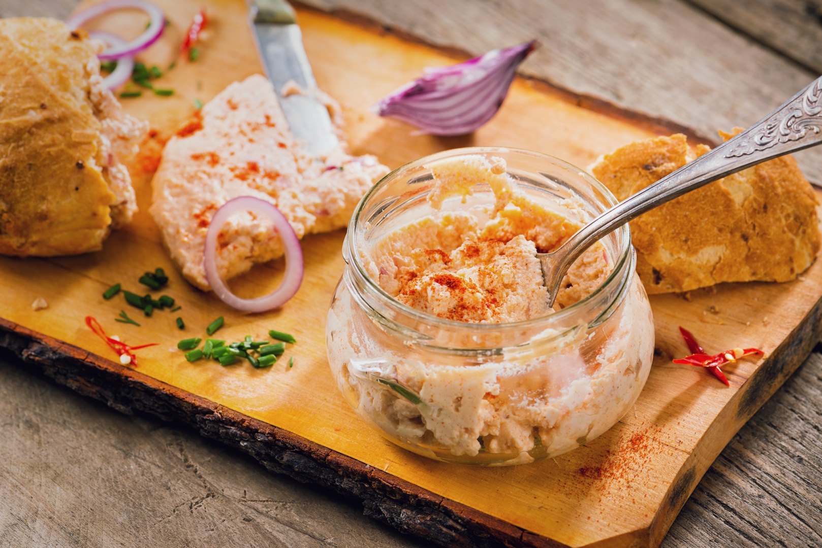 Crema de branza cu boia si ceapa rosie