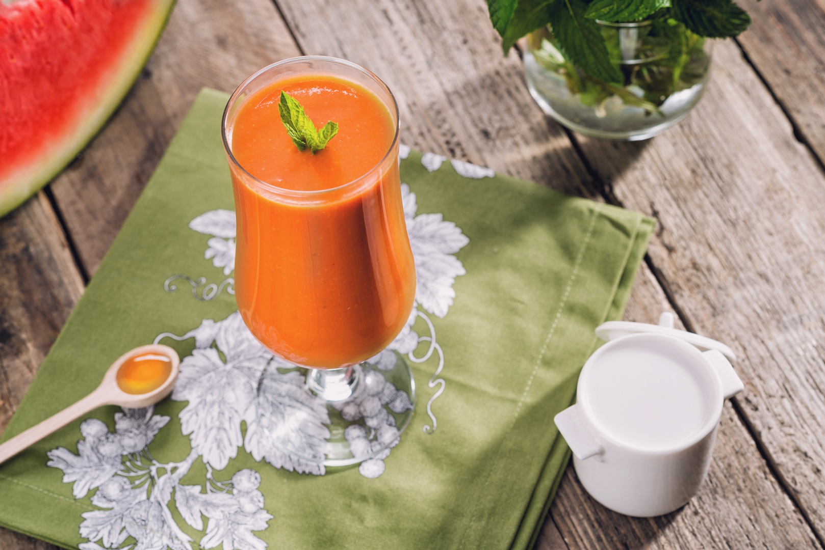 Energizant cu lapte de cocos, pepene si avocado