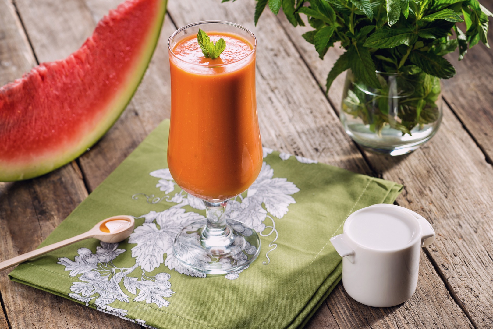 Energizant cu lapte de cocos, pepene si avocado