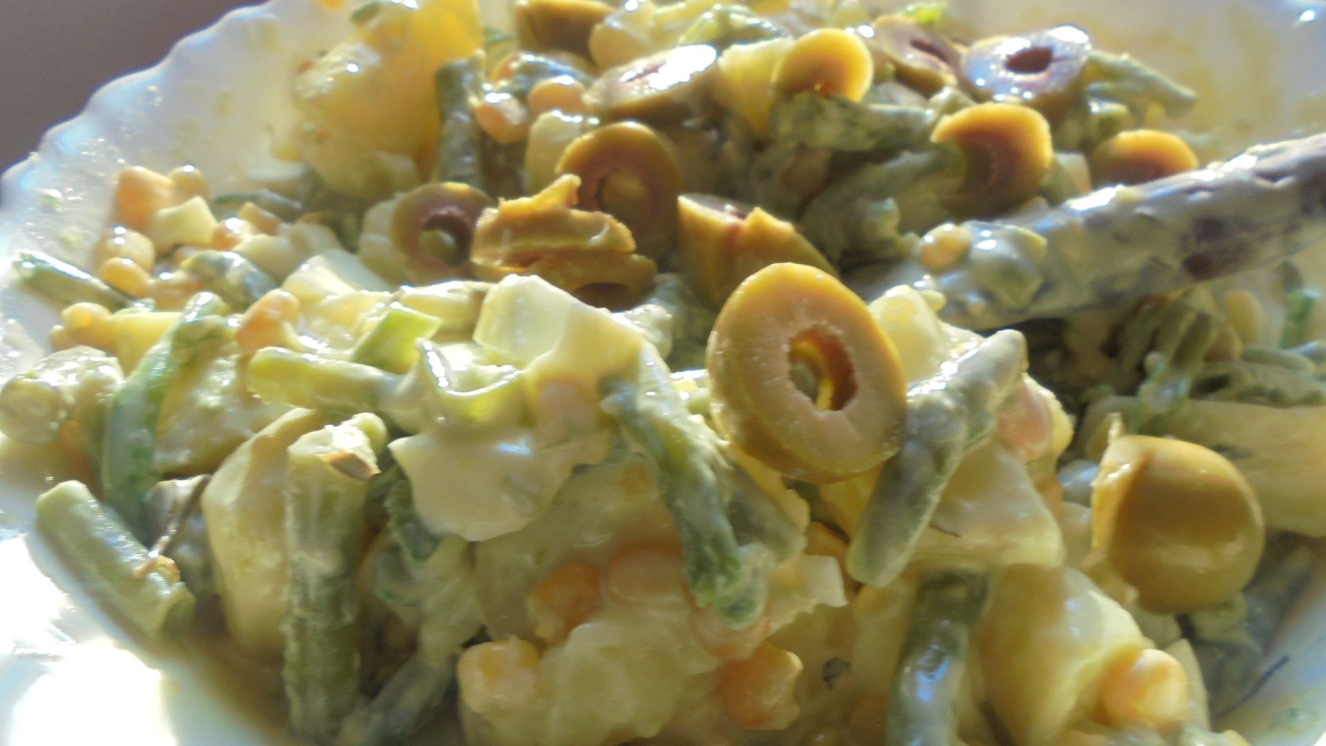 Salata de cartofi noi si fasole verde cu sos de maioneza