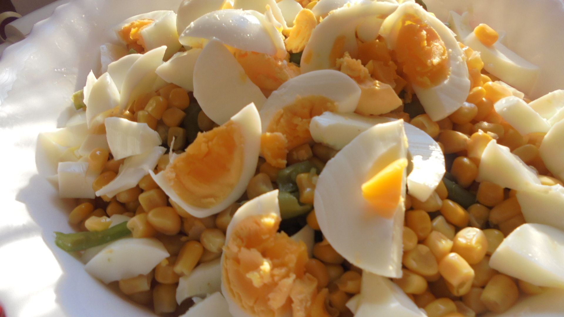 Salata de cartofi noi si fasole verde cu sos de maioneza