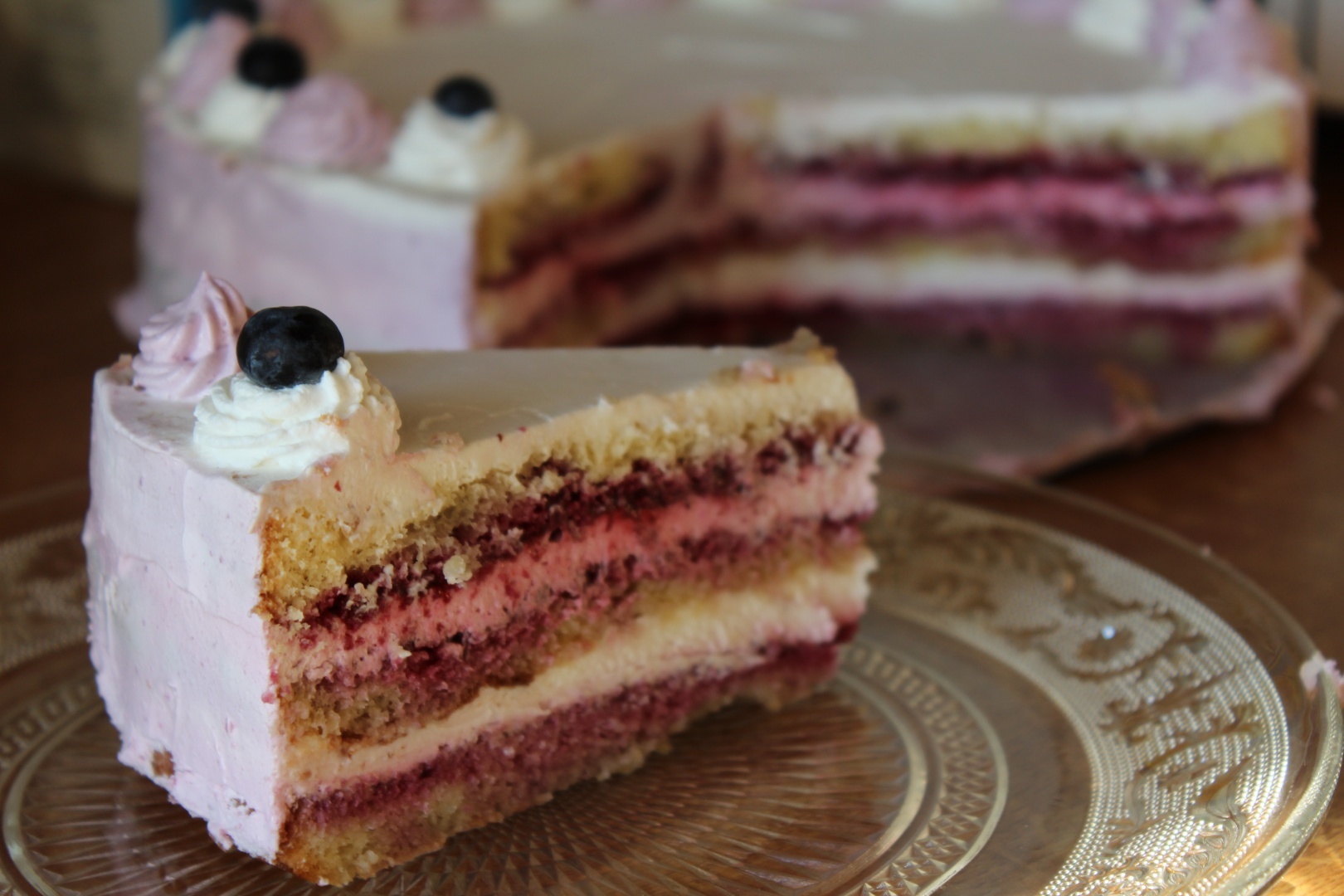 Tort cu crema de iaurt si fructe de padure