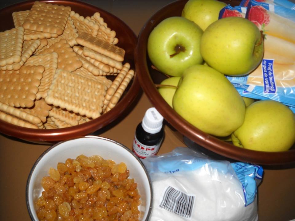 Prajitura cu mere,biscuiti si budinca (fara coacere)