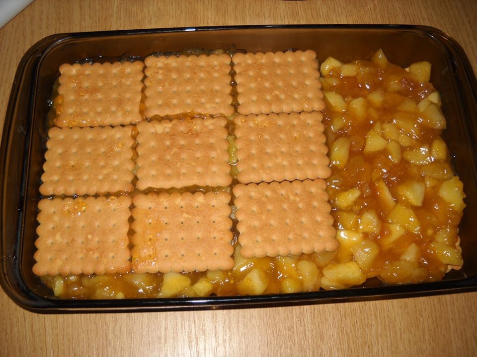 Prajitura cu mere,biscuiti si budinca (fara coacere)