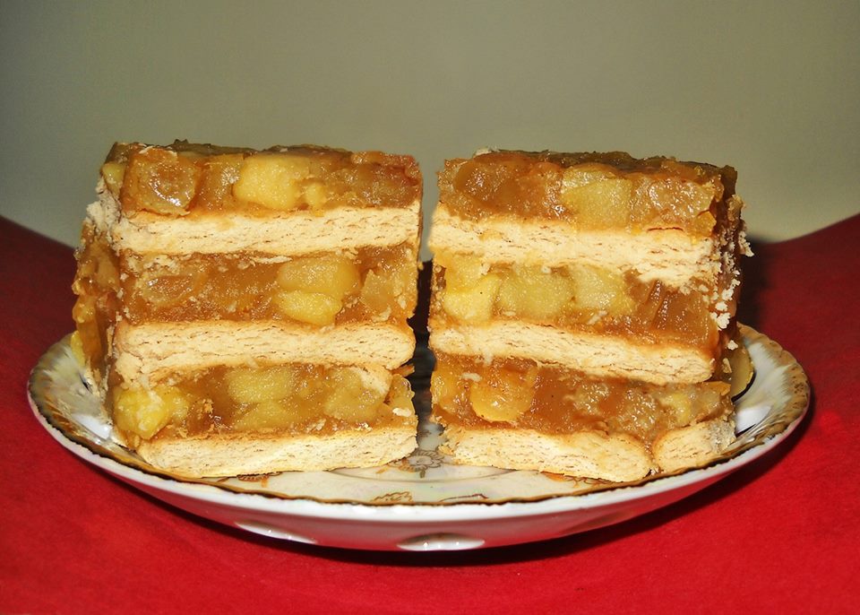 Prajitura cu mere,biscuiti si budinca (fara coacere)