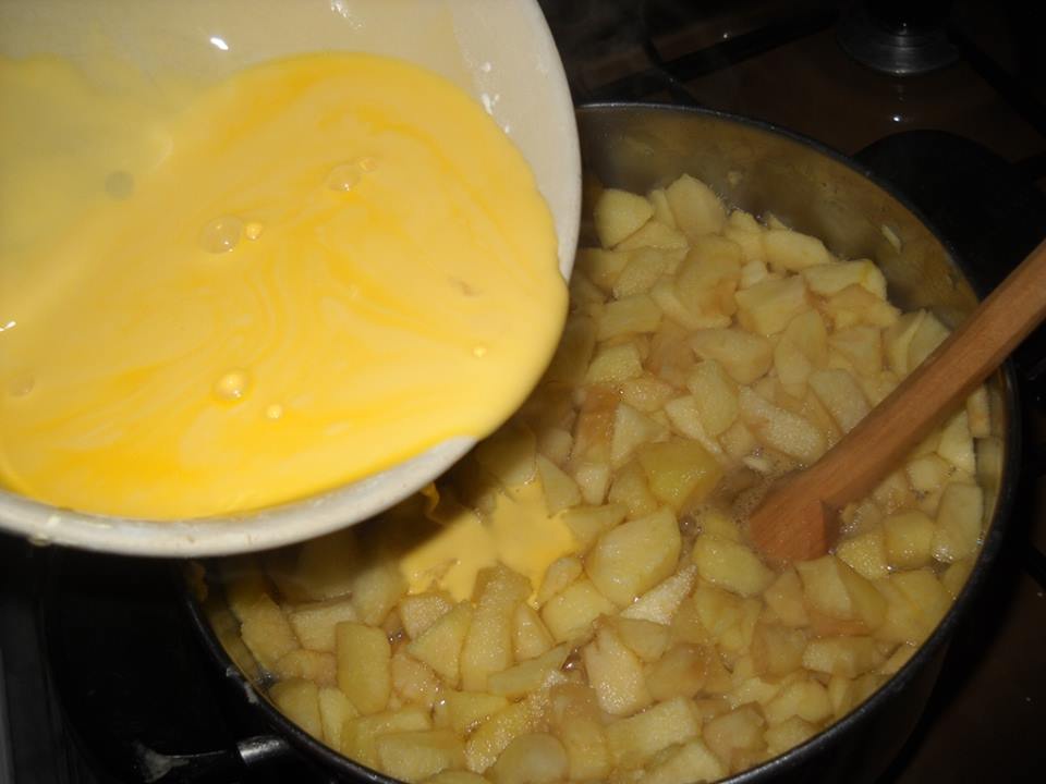 Prajitura cu mere,biscuiti si budinca (fara coacere)