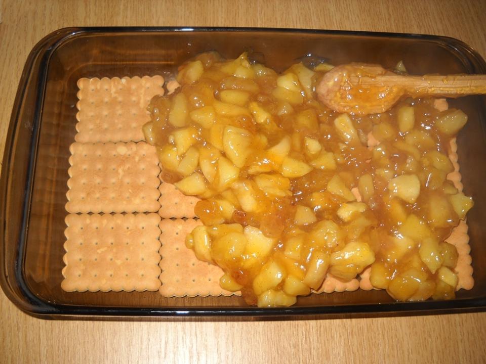 Prajitura cu mere,biscuiti si budinca (fara coacere)