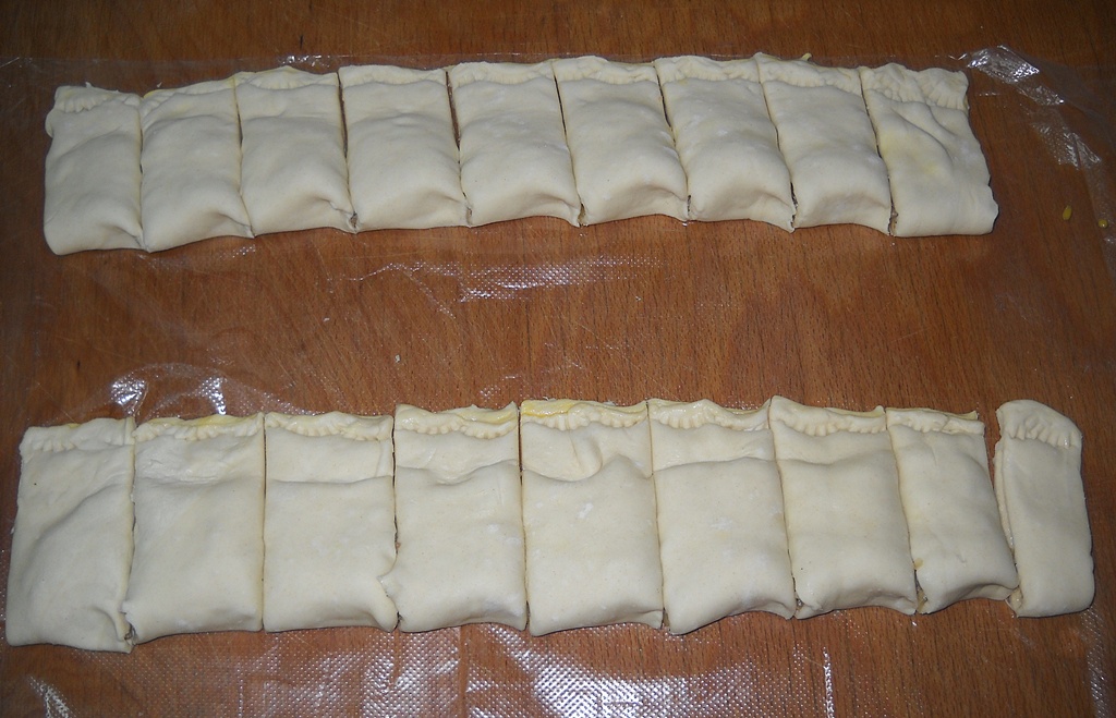 Pateuri cu ciuperci din aluat foietaj. Reteta simpla, rapida si delicioasa.