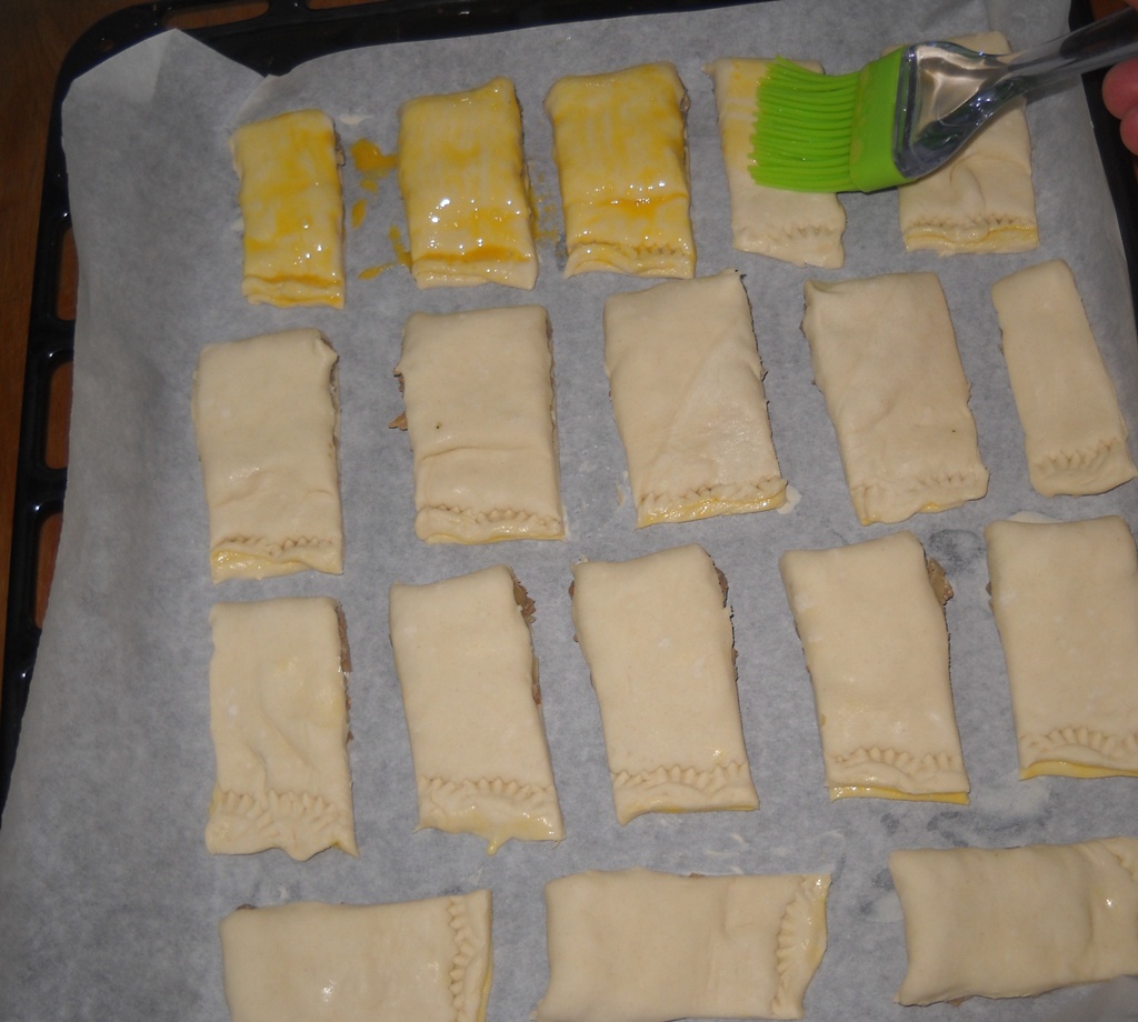 Pateuri cu ciuperci din aluat foietaj. Reteta simpla, rapida si delicioasa.