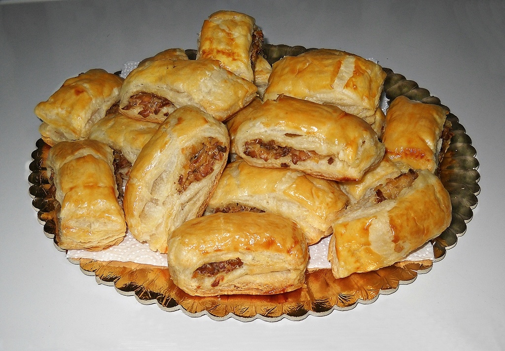 Pateuri cu ciuperci din aluat foietaj. Reteta simpla, rapida si delicioasa.