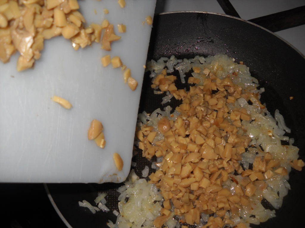 Pateuri cu ciuperci din aluat foietaj. Reteta simpla, rapida si delicioasa.