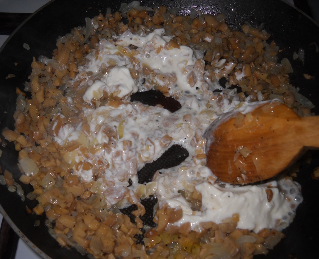 Pateuri cu ciuperci din aluat foietaj. Reteta simpla, rapida si delicioasa.