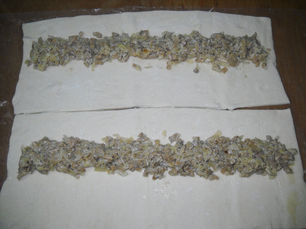 Pateuri cu ciuperci din aluat foietaj. Reteta simpla, rapida si delicioasa.