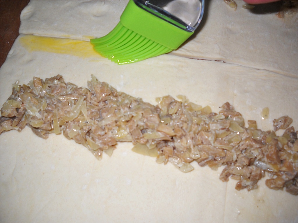 Pateuri cu ciuperci din aluat foietaj. Reteta simpla, rapida si delicioasa.