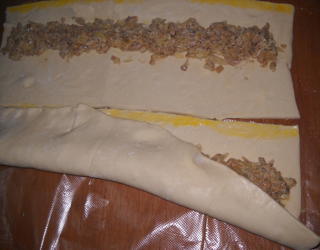 Pateuri cu ciuperci din aluat foietaj. Reteta simpla, rapida si delicioasa.