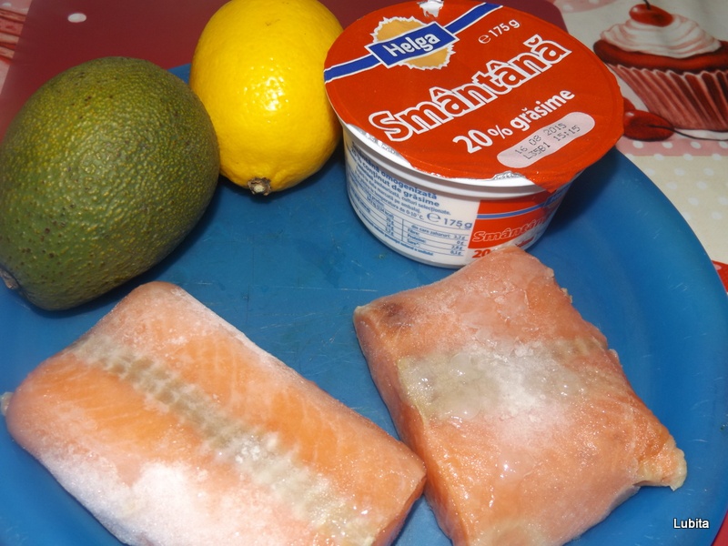 Somon cu sos de avocado