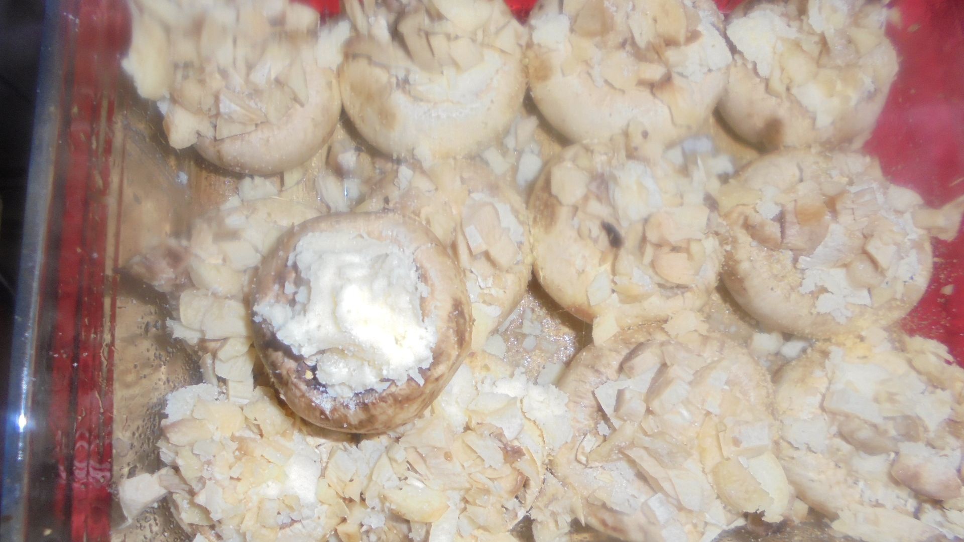 CIUPERCI UMPLUTE CU BRANZA SI GARNITURA DE COUSCOUS