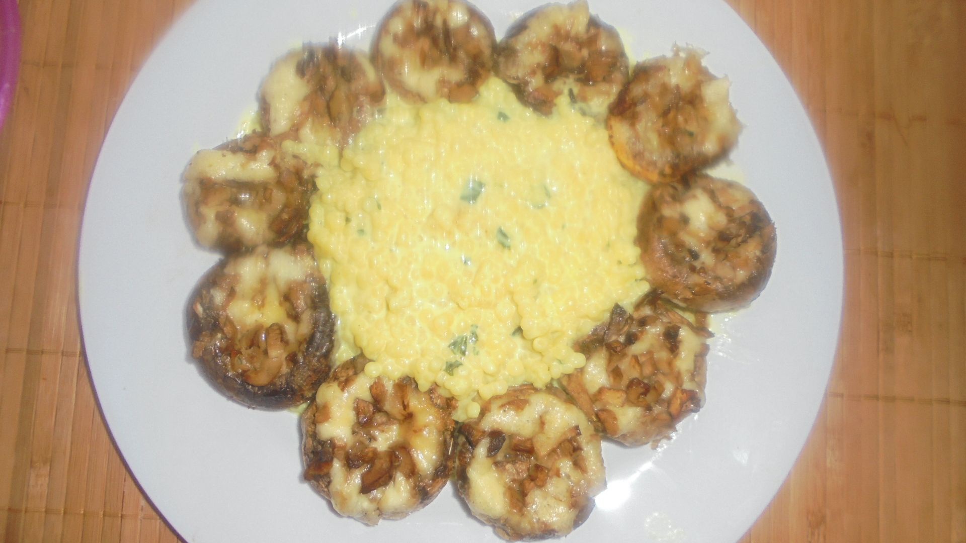 CIUPERCI UMPLUTE CU BRANZA SI GARNITURA DE COUSCOUS