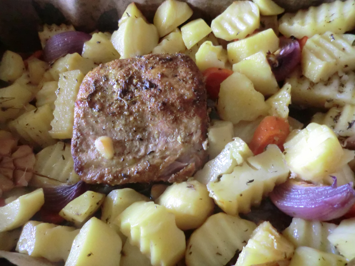 Friptura de porc la cuptor cu cartofi