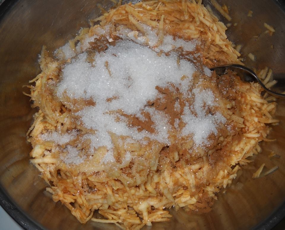 Prajitura rasturnata cu mere si budinca