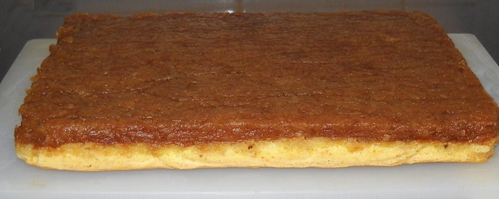 Prajitura rasturnata cu mere si budinca