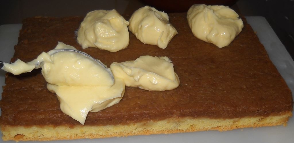 Prajitura rasturnata cu mere si budinca