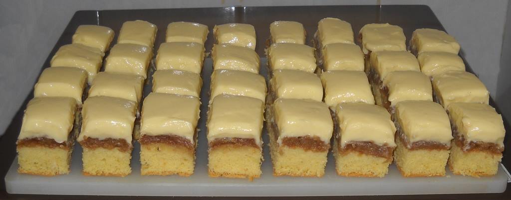 Prajitura rasturnata cu mere si budinca