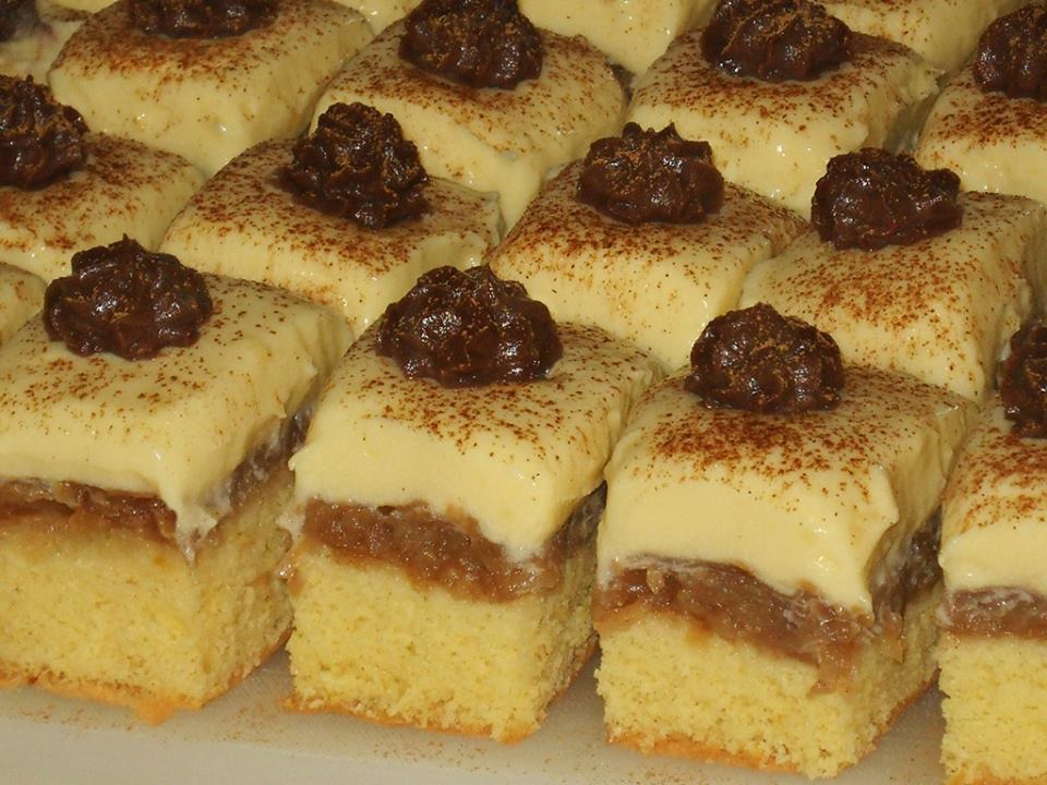 Prajitura rasturnata cu mere si budinca