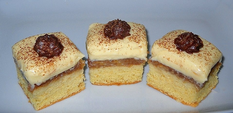 Prajitura rasturnata cu mere si budinca