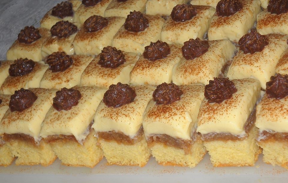 Prajitura rasturnata cu mere si budinca