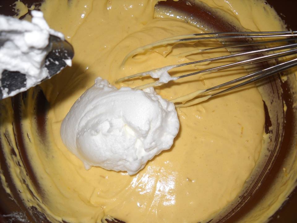 Prajitura rasturnata cu mere si budinca