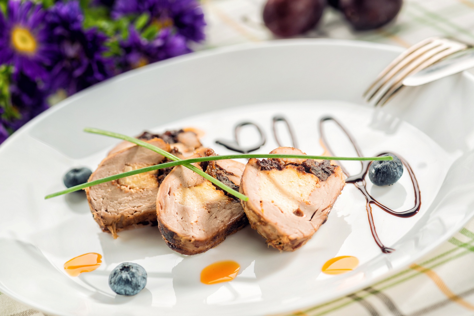 Rulada de muschiulet de porc cu prune