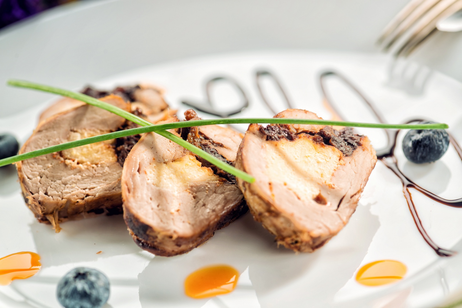 Rulada de muschiulet de porc cu prune