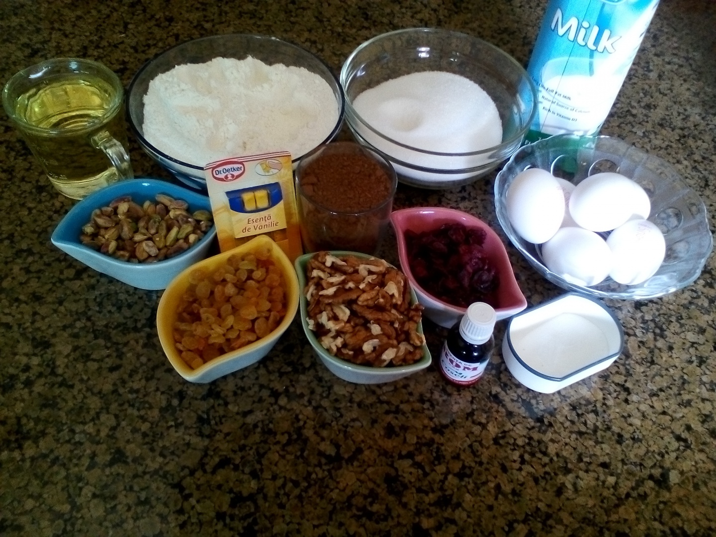 Chec cu ciocolata, nuca, stafide si fistic