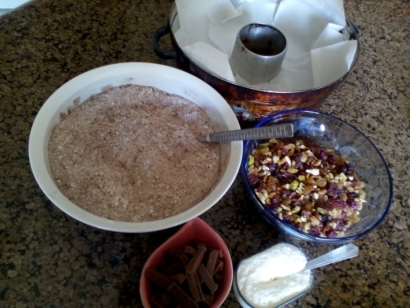 Chec cu ciocolata, nuca, stafide si fistic