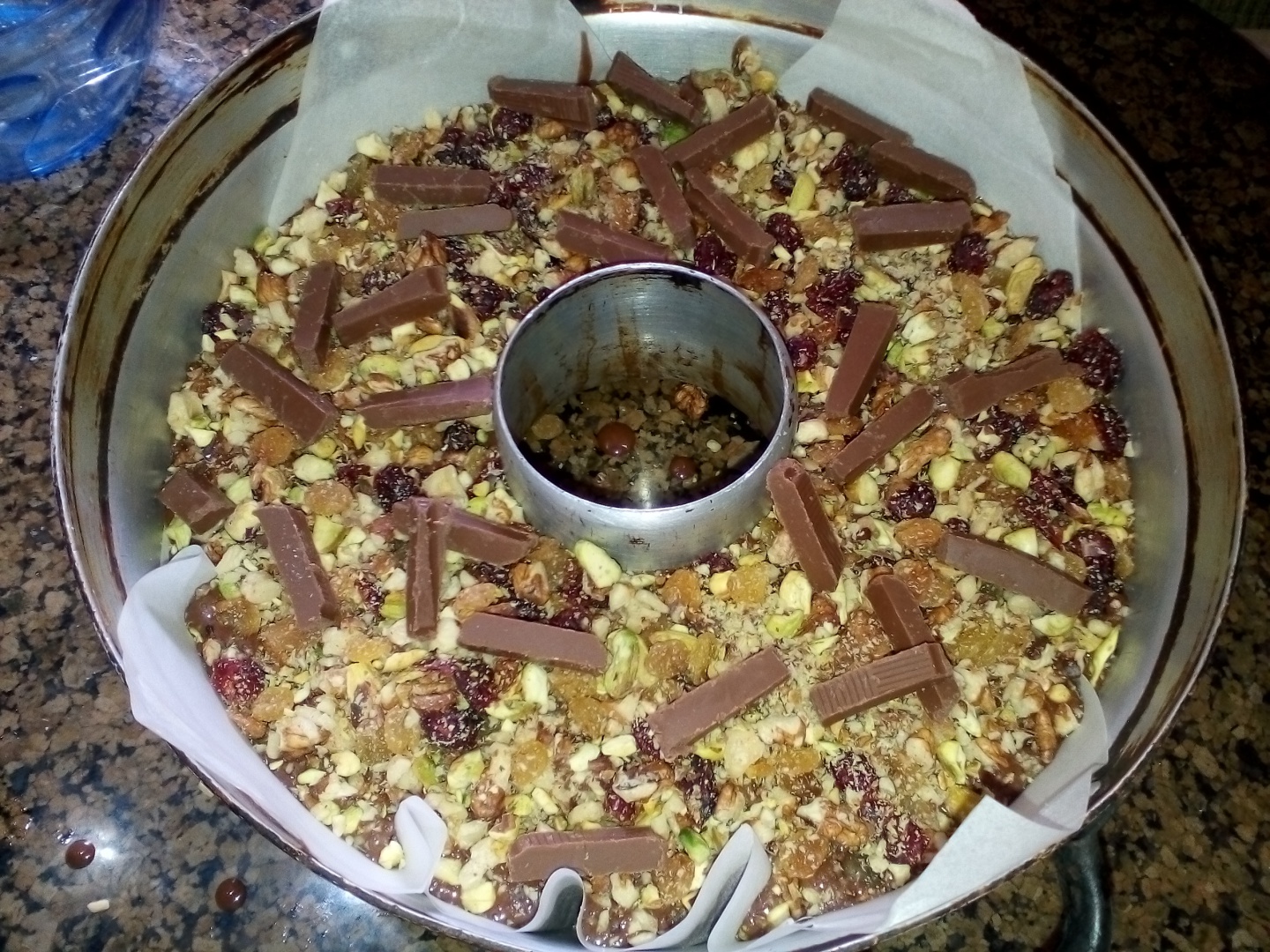 Chec cu ciocolata, nuca, stafide si fistic