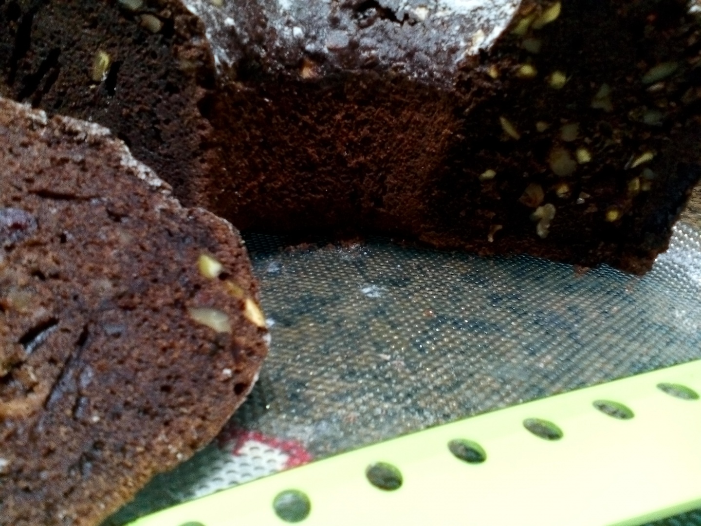 Chec cu ciocolata, nuca, stafide si fistic